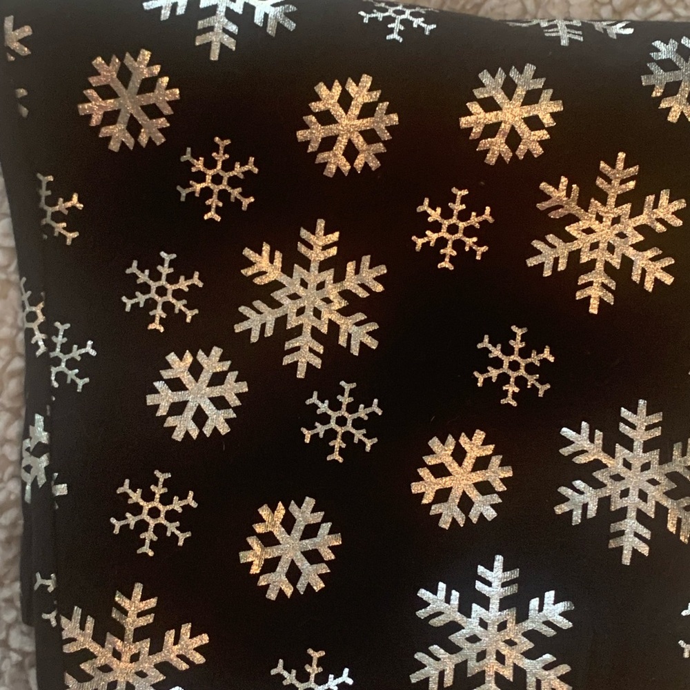 Snowflake leggings size medium